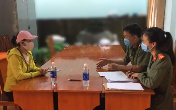 Công an tỉnh Lâm Đồng làm việc với người vi phạm.