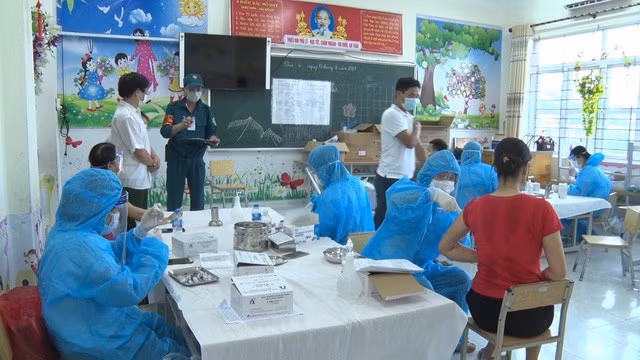 Lực lượng y tế TP Phủ Lý vừa thực hiện xét nghiệm sàng lọc vừa đẩy nhanh tiến độ tiêm vaccine phòng COVID-19 cho người dân. Ảnh: Hải Yến