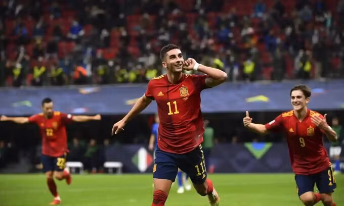 Torres tỏa sáng với hai bàn thắng để giúp Tây Ban Nha vào chung kết Nations League. Ảnh: AFP.