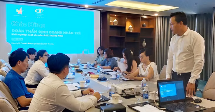 Chủ tịch Hội Doanh nhân trẻ tỉnh Lưu Công Thành thẩm định ứng viên vào vòng chung tuyển Chương trình bình chọn Doanh nghiệp trẻ khởi nghiệp xuất sắc toàn quốc năm 2021 tại Công ty CP Central-Khách sạn Central Luxury Hạ Long. 