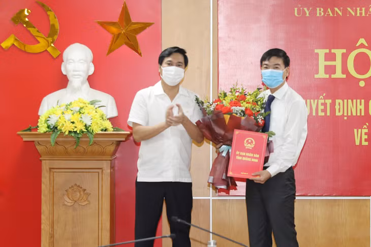 Đồng chí Nguyễn Tường Văn, Phó Bí thư Tỉnh ủy, Chủ tịch UBND tỉnh trao Quyết định bổ nhiệm có thời hạn đối với đồng chí Đỗ Xuân Điệp, Phó Giám đốc Sở Xây dựng.