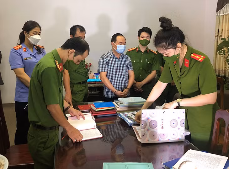 Cơ quan Cảnh sát điều tra tỉnh Tuyên Quang khám xét nơi làm việc của đối tượng Nguyễn Xuân Tài, Chủ tịch Hội đồng quản trị Công ty Cổ phần môi trường và quản lý đô thị Tuyên Quang.