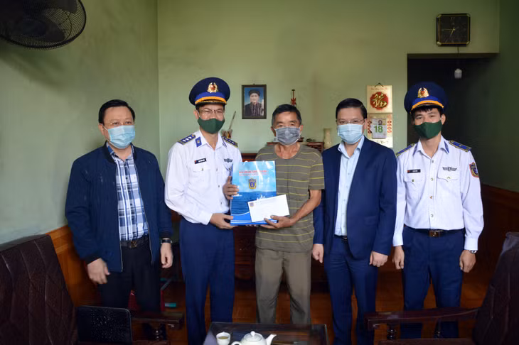 Thượng tá Cao Xuân Quận, Chủ nhiệm Chính trị BTL Vùng Cảnh sát biển 1 thăm, tặng quà gia đình ngư dân phường Cẩm Đông, TP Cẩm Phả.