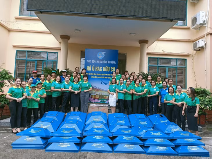 Hội LHPN xã Đông Xá (huyện Vân Đồn) phát động nhân rộng mô hình hố ủ rác hữu cơ.
