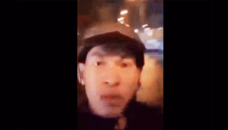 Hình ảnh nam thanh niên livestream chửi bới tục tĩu, cầm vật giống súng gây ra nhiều tiếng nổ.