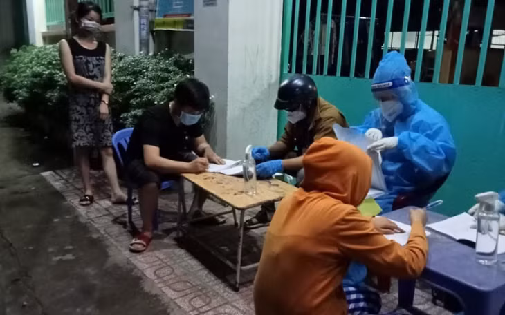 Chi hỗ trợ cho người dân trên địa bàn thị xã Tân Uyên (Bình Dương) khi địa phương thực hiện “khóa chặt, đông cứng”.