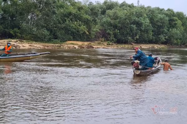 Bố cùng con trai 8 tuổi ở Quảng Trị rơi xuống sông tử vong