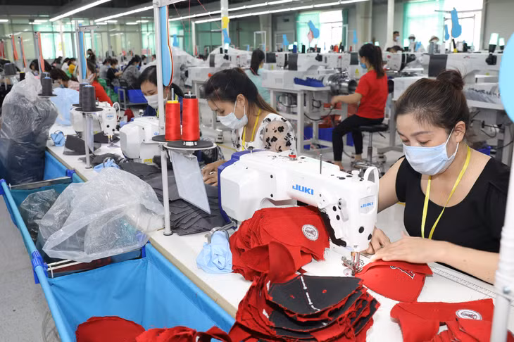 Sản xuất mũ xuất khẩu tại nhà máy Công ty WeiTai, Tập đoàn Vĩnh Trọng (KCN Việt Hưng) (11-2021). Ảnh: Đỗ Phương
