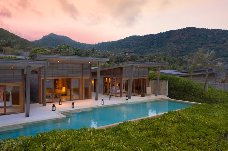 Khu nghỉ dưỡng gồm 50 phòng riêng và villa hồ bơi, có thiết kế lấy cảm hứng từ làng chài vùng biển, sử dụng chất liệu mộc mạc thân thiện môi trường nhằm tận dụng ánh sáng tự nhiên và gió biển để hạn chế việc sử dụng điện.
