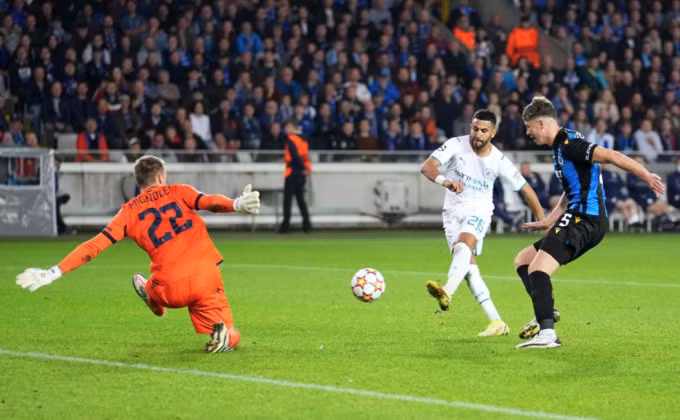 Mahrez và các đồng đội không gặp nhiều khó khăn trong việc tìm đường vào khung thành Brugge. Ảnh: UEFA