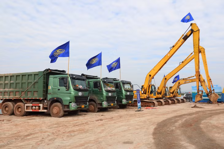 Ngay sau lễ khởi công, chủ đầu tư và các nhà thầu đã triển khai ngay các hạng mục xây dựng công trình.