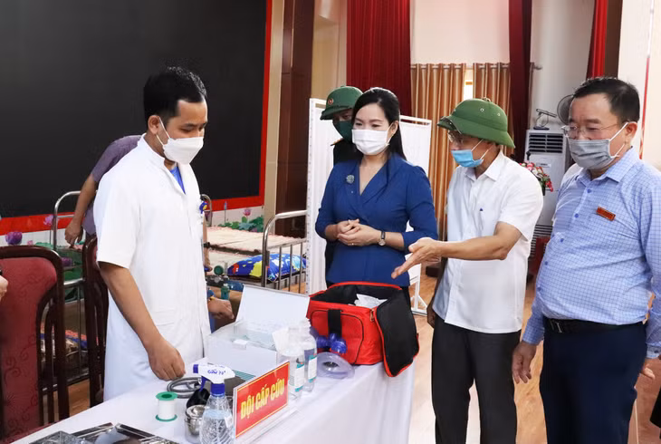 Đồng chí Nguyễn Thị Hạnh, Phó Chủ tịch UBND tỉnh, kiểm tra công tác chuẩn bị của lực lượng thường trực cấp cứu sau tiêm tại điểm tiêm chủng Trụ sở UBND phường Hà An (TX Quảng Yên).