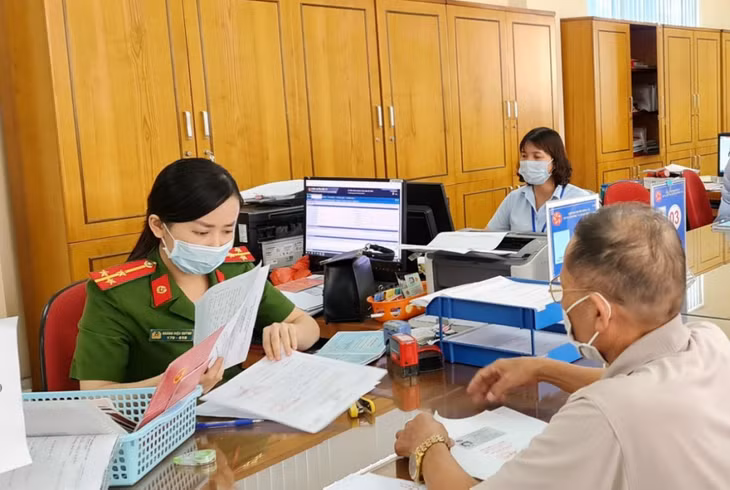Cán bộ Trung tâm Hành chính công TP Móng Cái tận tình giải quyết TTHC cho người dân.