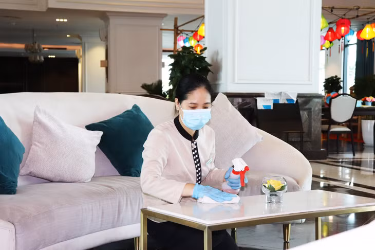 Việc dọn dẹp, khử khuẩn đảm bảo vệ sinh các khu vực công cộng luôn được thực hiện thường xuyên tại Quần thể du lịch nghỉ dưỡng FLC Hạ Long.