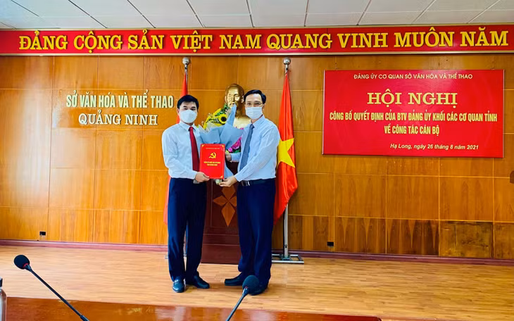 Đồng chí Nguyễn Mạnh Cường, Bí thư Đảng ủy Khối các cơ quan tỉnh trao Quyết định của Ban Thường vụ Đảng ủy Khối các cơ quan tỉnh về việc chuẩn y Ủy viên Ban Thường vụ, Bí thư Đảng ủy Sở Văn hóa và Thể thao đối với Nguyễn Mạnh Hà, Giám đốc Sở Văn hóa và Thể thao.
