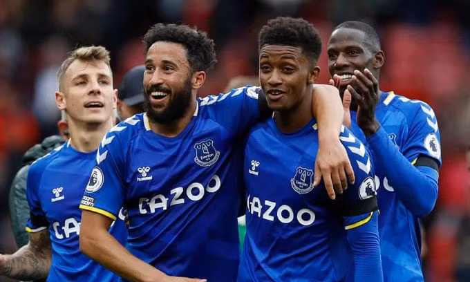 Townsend (thứ hai từ trái sang) nói rằng Everton đáng lẽ phải kiếm ba điểm ở Old Trafford. Ảnh: Reuters