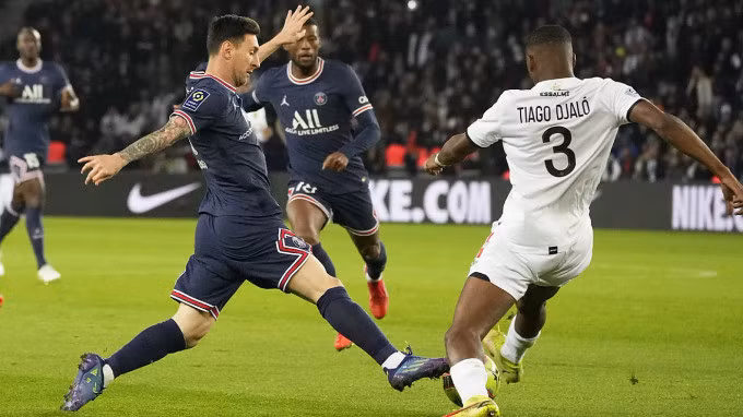 Messi (thứ hai từ trái sang) chưa ghi bàn qua năm trận ở Ligue 1 mùa này. Ảnh: AP