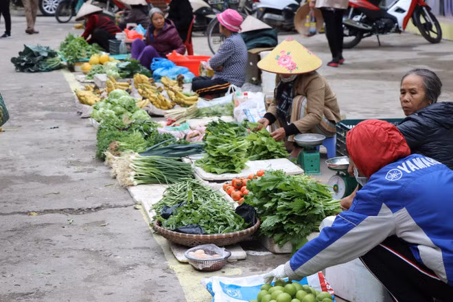 Thực phẩm tăng 0,97% với giá thịt lợn tăng 2,45% và quả tươi-chế biến cũng tăng 1,53%. (Ảnh: Hạnh Nguyễn/Vietnam+)