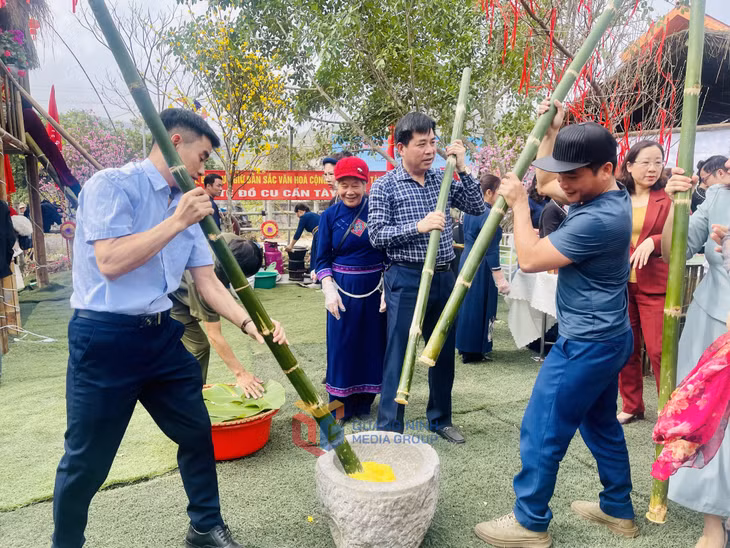 Du khách trải nghiệm giã bánh giày.
