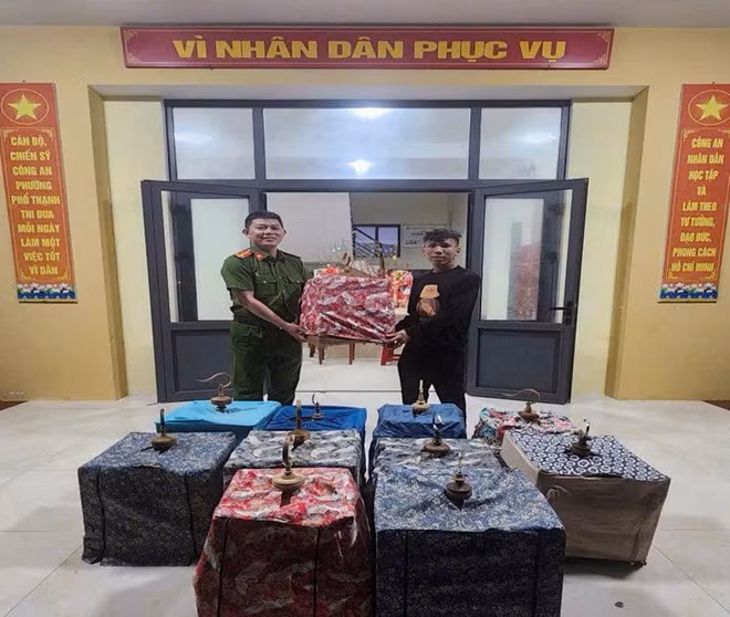Lực lượng Công an trao trả tài sản cho người mất. Ảnh: Công an Quảng Ngãi.