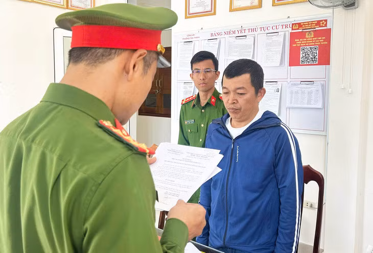 Công an đọc quyết định khởi tố, lệnh bắt tạm giam Lê Tấn Gia để điều tra về tội vi phạm quy định về an toàn thực phẩm sau vụ hai du khách bị ngộ độc - Ảnh: Công an Quảng Nam