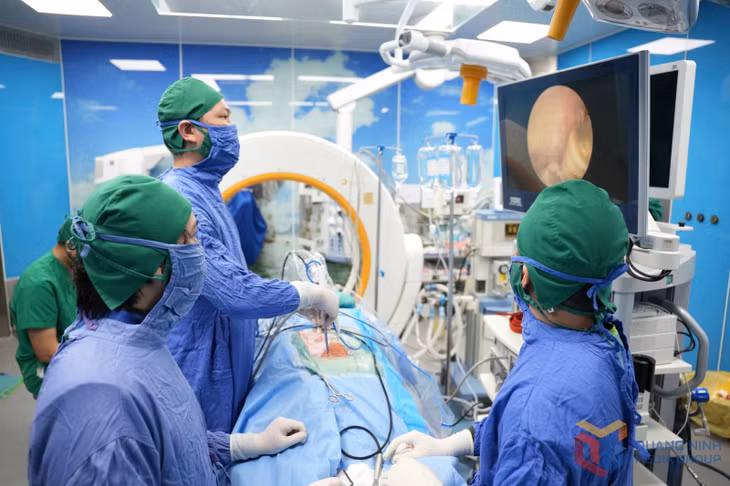 Phẫu thuật nội soi điều trị thoát vị đĩa đệm tại Bệnh viện Bãi Cháy. (Ảnh Bệnh viện cung cấp)