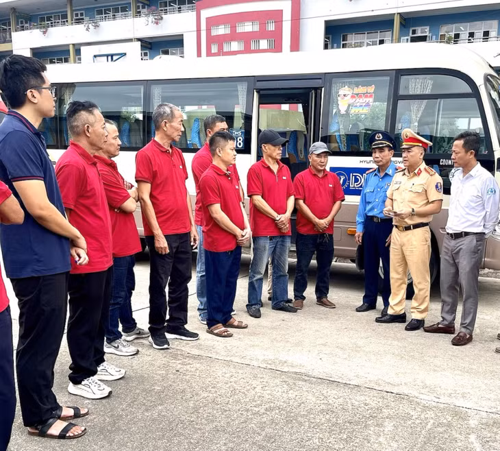 Văn phòng Ban ATGT tỉnh, Thanh tra Giao thông, Công an TP Hạ Long phối hợp kiểm tra việc chấp hành quy định an toàn tại 1 đơn vị kinh doanh xe hợp đồng chở học sinh.