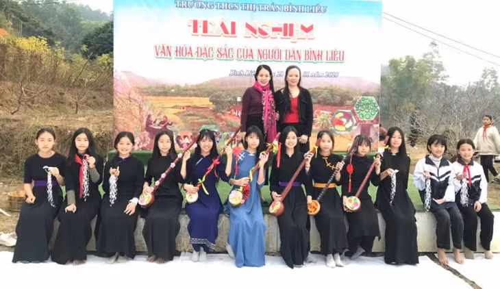 Trường THCS thị trấn Bình Liêu tổ chức hoạt động trải nghiệm về văn hóa cho giáo viên và học sinh. (Ảnh: Cơ sở cung cấp)