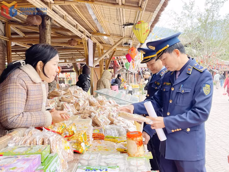 Lực lượng QLTT TP Uông Bí kiểm tra việc niêm yết giá của một hộ kinh doanh tại khu vực chùa Yên Tử.
