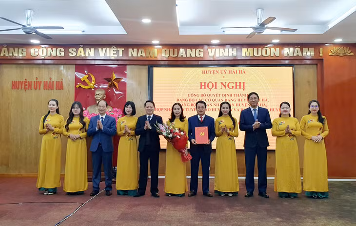 Trao Quyết định hợp nhất Ban Tuyên giáo và Dân vận Huyện ủy Hải Hà.