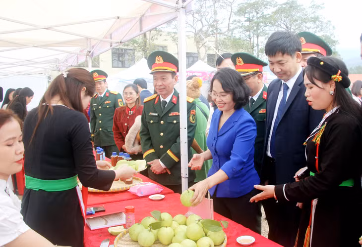 Đồng chí Trịnh Thị Minh Thanh, Phó Bí thư Thường trực Tỉnh ủy, Chủ tịch HĐND tỉnh, cùng các đại biểu tham quan các gian hàng bày bán các sản phẩm nông sản của người dân xã Tràng Lương.