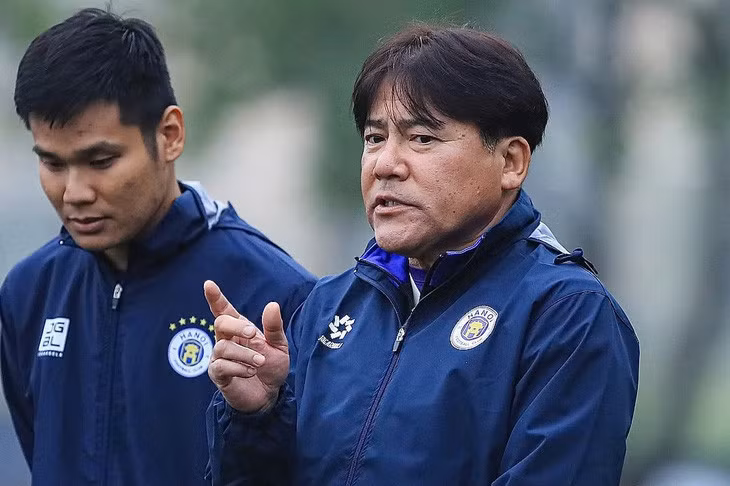HLV trưởng CLB Hà Nội ông Makoto Teguramori trả lời phỏng vấn báo chí chiều 18-2 - Ảnh: HNFC