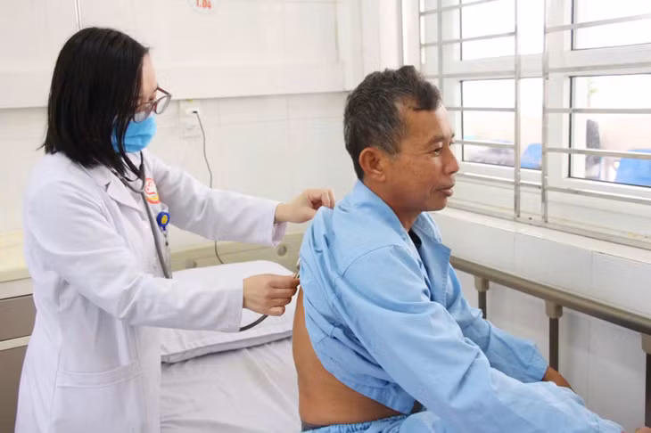 Bác sĩ khoa Truyền nhiễm, Trung tâm Y tế TX Quảng Yên thăm khám cho bệnh nhân mắc cúm đang điều trị tại trung tâm. Ảnh do đơn vị cung cấp