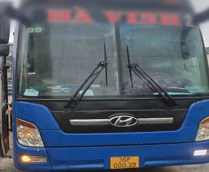 Xe ô tô khách BKS 36F-000.39 chở 56 người, vượt quá số người được phép chở.