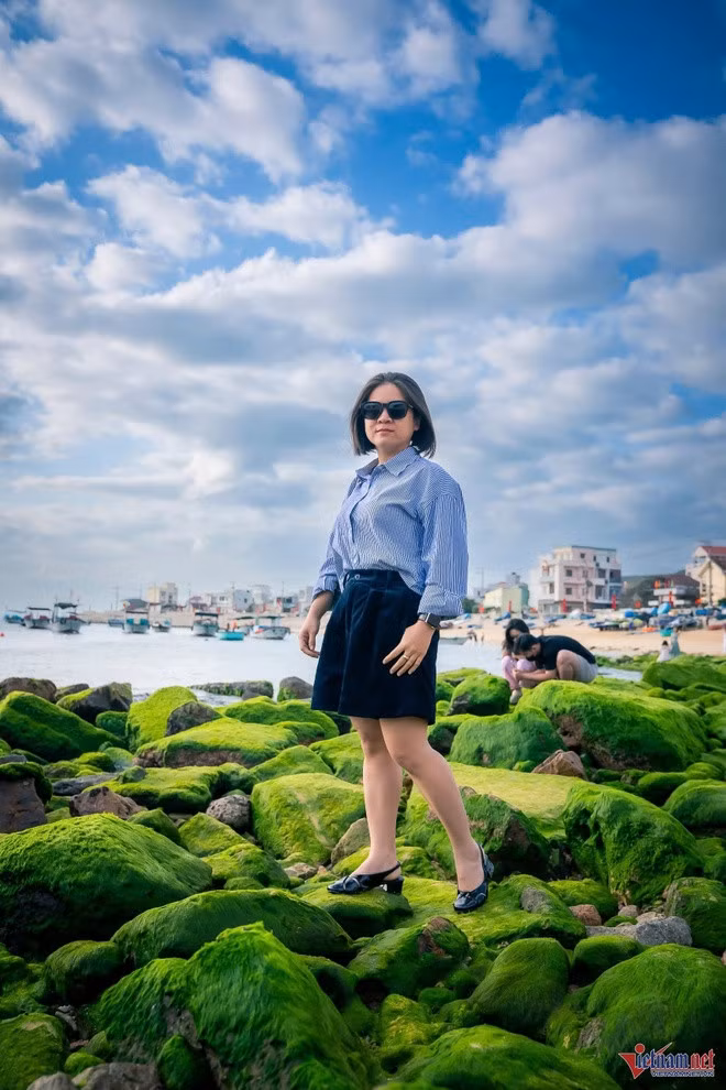 Chị Nết Lê (TP Quy Nhơn) chia sẻ: "Bãi rêu rất đẹp và xanh mướt. Biển ở đây cũng đẹp, trong xanh và cảnh vật yên bình. Năm nào tôi cũng cùng gia đình đến đây".