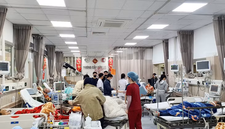Bệnh nhân vào cấp cứu tại Bệnh viện Bạch Mai trong dịp Tết. Ảnh: BVCC.