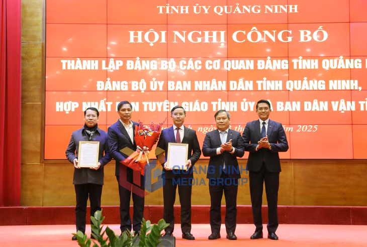 Đồng chí Vũ Đại Thắng, Ủy viên Trung ương Đảng, Bí thư Tỉnh ủy, trao quyết định thành lập Đảng bộ UBND tỉnh Quảng Ninh (2-2025). Ảnh: Thu Chung