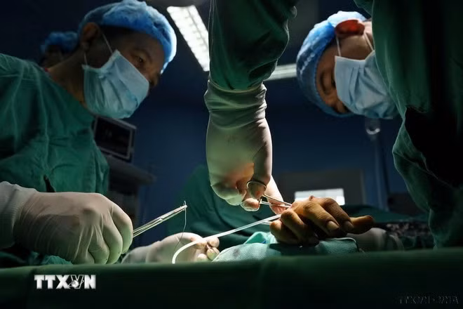 Ca phẫu thuật nối gân bàn tay cho bệnh nhân tại bệnh viện đa khoa tỉnh Yên Bái. (Ảnh: Minh Quyết/TTXVN)