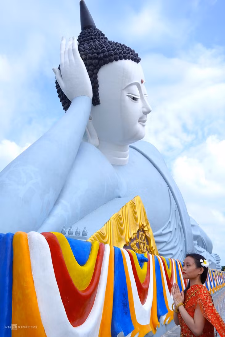 Phần đầu và thân đức Phật được chế tác tinh xảo, gương mặt nhân từ, phúc hậu. Do được đặt trên bệ cao cùng với kích thước ''khổng lồ'' nên đứng từ TP Sóc Trăng, khách có thể nhìn thấy tượng.