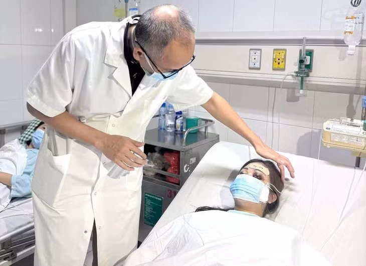 Phó giáo sư Nguyễn Hồng Hà khám cho bệnh nhân nữ 29 tuổi mù mắt vĩnh viễn vì tiêm filler tại nhà. (Ảnh: PV/Vietnam+)