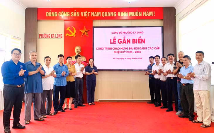 Phường Ka Long lựa chọn công trình lắp đặt 03 màn hình Led tại hội trường, trụ sở phường với tổng kinh phí 320 triệu đồng từ nguồn xã hội hoá để gắn biển công trình chào mừng Đại hội Đảng bộ các cấp