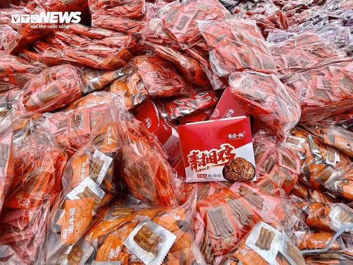 Trên bao bì, hầu hết xuất hiện loại chữ lạ nghi là chữ Trung Quốc.