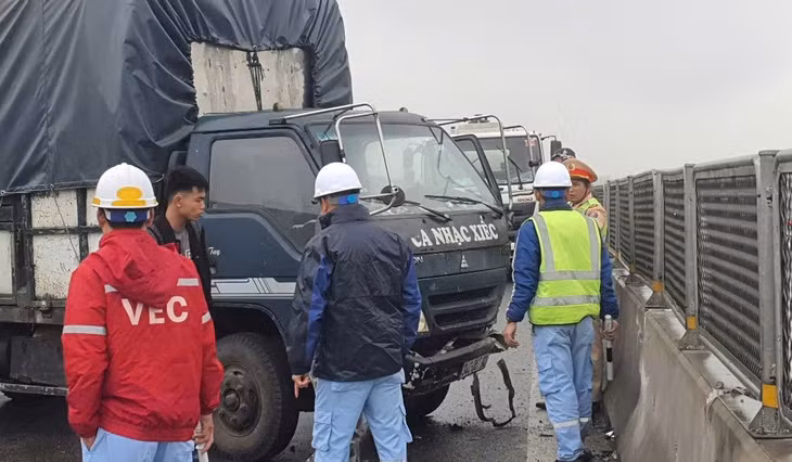 Chiếc xe tải tông vào dải phân cách trên cao tốc. Ảnh: Minh Hoàng