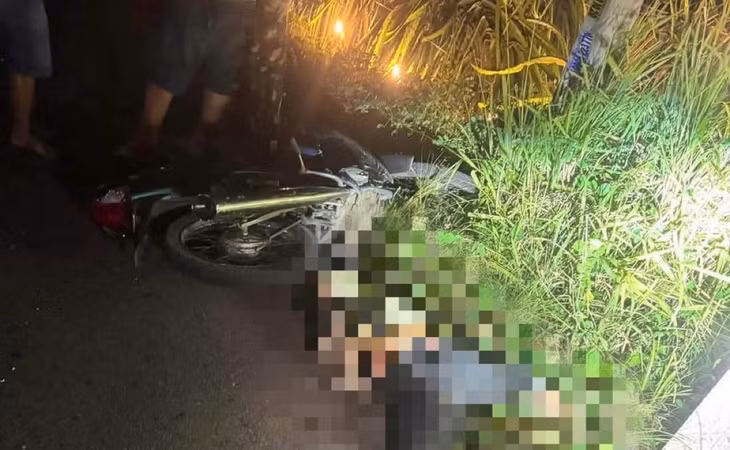 Người phụ nữ văng xuống đường sau cú tông, dù được đưa đi cấp cứu nhưng đã tử vong. Ảnh: Duy Tuấn