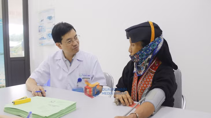 Thầy thuốc ưu tú, bác sĩ CKII Đỗ Duy Long, Phó Giám đốc Bệnh viện Sản Nhi Quảng Ninh, khám bệnh miễn phí cho người dân ở xã Tân Dân (TP Hạ Long).