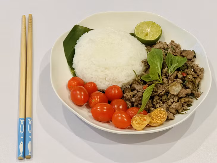 Cơm trắng nhiều dinh dưỡng nhưng không ăn quá nhiều. Ảnh: Ban Mai