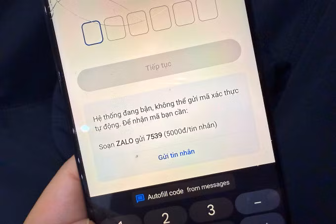 Thông báo của Zalo về việc hệ thống bận và đề nghị người dùng soạn tin nhắn với phí 5.000 đồng. Ảnh: Tuấn Hưng