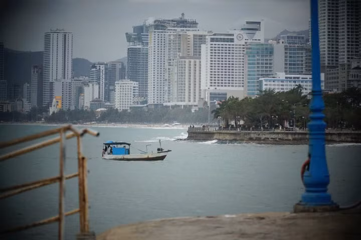 Phương tiện tàu cá đã được kéo vào khu vực sông Cái.