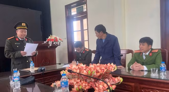 Cơ quan An ninh điều tra - Công an tỉnh Thái Bình tống đạt các quyết định, lệnh tố tụng đối với ông Trần Xuân Duyên. Ảnh: Nam Hồng