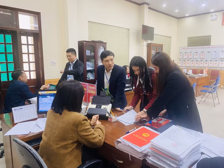 Đoàn kiểm tra của Sở Nội vụ kiểm tra đột xuất tại chi nhánh Trung tâm Hành chính công huyện Tiên Yên.